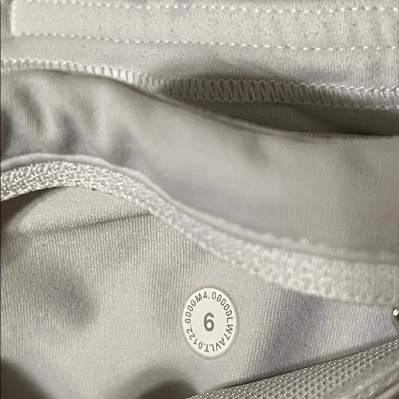 Lululemon Speed Up Short Long *4" Updated Fit | Size 6 - Picture 3 of 7